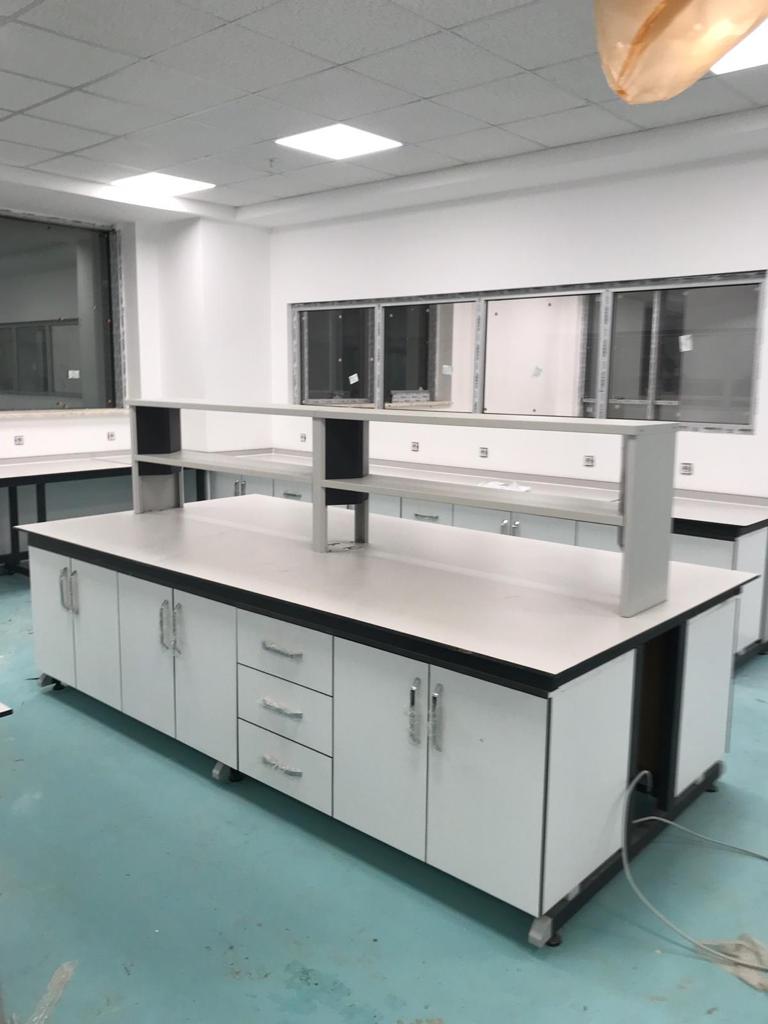 Centralni laboratorijski radni sto sa dvospratnom policom – kompaktan prostor za siguran i organizovan rad CENA NA UPIT