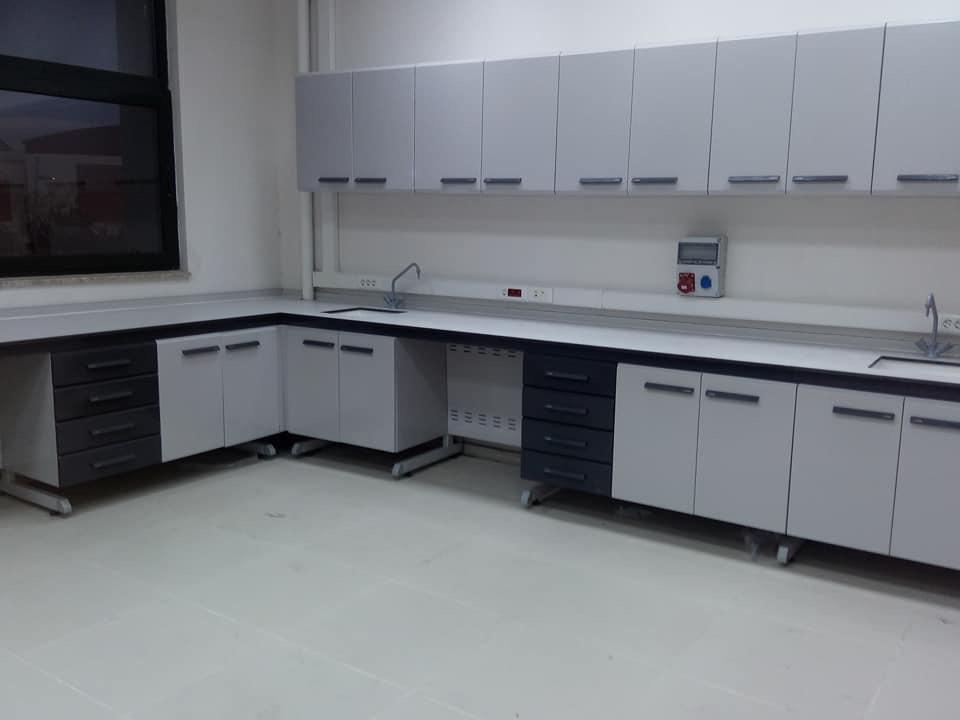 Linijska laboratorijska radna stanica sa visećim ormarićima – maksimalna iskorišćenost zida uz vrhunsku organizaciju prostora CENA NA UPIT