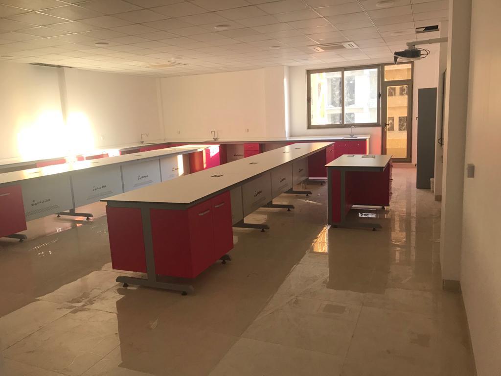 Modularni laboratorijski sto sa donjim elementima – crveno-siva verzija CENA NA UPIT