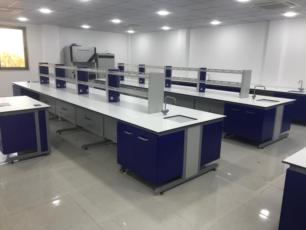 Modularni laboratorijski sto sa centralnom infrastrukturom – plavo-siva verzija CENA NA UPIT